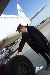 SAS-kapteiner går inspeksjonsrunde rundt flyene før avgang. (Foto: SAS)