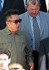 Kim Jong-il slo av en prat med Vladimir Putins representant i Sibir, Konstantin Pulikovsky (høyre) da han ankom Omsk tirsdag 31. 2001. (Foto: Scanpix/EPA) Kim Jong-il slo av en prat med Vladimir Putins representant i Sibir, Konstantin Pulikovsky (høyre) da han ankom Omsk tirsdag 31. 2001. (Foto: Scanpix/EPA)