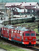 Jong-ils pansrede tog med 21 vogner passerer her byen Krasnoyarsk i Sibir mandag 30. juli 2001. (Foto: Reuters/Illia Naymushin) Jong-ils pansrede tog med 21 vogner passerer her byen Krasnoyarsk i Sibir mandag 30. juli 2001. (Foto: Reuters/Illia Naymushin)