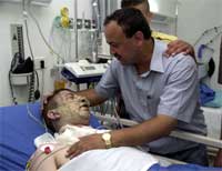 Marwan Barghouti besøker den skadde Fatah-aktivisten Mohamed Abu Halaweh på sykehuset i Ramallah etter angrepet mot bilene de to satt i. (Foto: AP/Nasser Nasser) Marwan Barghouti besøker den skadde Fatah-aktivisten Mohamed Abu Halaweh på sykehuset i Ramallah etter angrepet mot bilene de to satt i. (Foto: AP/Nasser Nasser)
