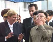 Kim Jong-Il fikk omvisning med guide på en festning i St Petersburg i går (Foto: EPA/Scanpix).