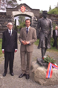 Kronprins Haakon hilser på krigsveteranene sammen med Ørnulf Alstad ( til venstre ) i Hegraforeningen 1940 ved inngangen på Hegra Festning tirsdag. Foto: Scanpix