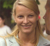 Tryggere: Mette-Marit på Nobelutstillingen på Folkemuseet i august 2001. Foto: NRK