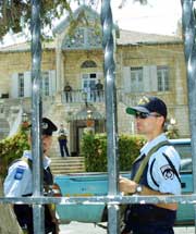 Israelsk politi bevokter inngangen til PLOs hovedkvarter i Øst-Jerusalem.