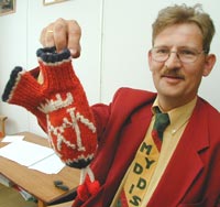 Bjørn-Harald Mydland med kjærlighetsvottene han har strikket til paret. Foto: Tom Arild Støle, Fædrelandsvennen