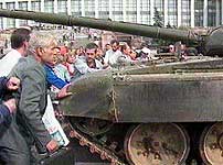 Hæren hørte på Jetsin og folk snudde tanksene (Arkiv)