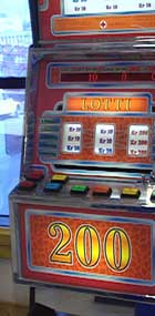 Du kan ikke bare tippe på spilleautomater... Foto: NRK