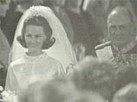 Walking up the aisle in 1968: Miss Sonja Haraldsen and King Olav V. Photo: NRK