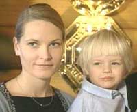 Mette-Marit og lille Marius på Frognerseteren julen 2000. Foto: NRK