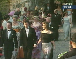 Den greske kongefamilien ankommer Akershus, bak kommer prins Edward og Sophie Rhys-Jones.