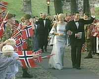 Mette-Marit og Haakon på veg til regjeringsmiddagen på Akershus Slott 24.08.01. Foto: NRK