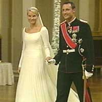 Haakon og Mette-Marit kommer til Middagen på Slottet. Foto: NRK