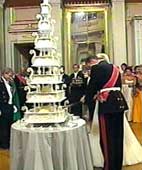 Kronprinsen skar opp bryllupskaken med sabel (foto: NRK).