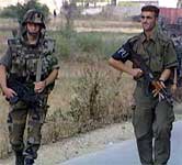 Nato-soldatene har samlet inn de første våpnene fra den albanske geriljaen.