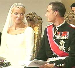 Kronprins Haakong og prinsesse Mette Marit ble viet i Oslo domkirke 25. august.