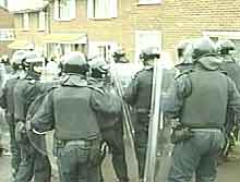 Fire politimenn ble skadet da en bombe ble kastet mot dem i Belfast. (Foto: EBU)