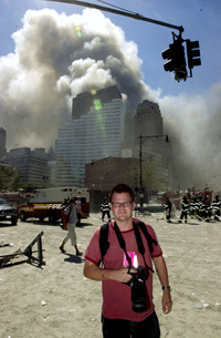 VG-fotograf Thomas Andreassen tok dette bildet av seg selv like etter at de andre av tårnene på World Trade Center kollapset tirsdag ettermiddag norsk tid. Foto: VG