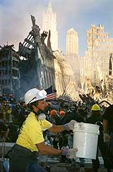 En redningsarbeider ved restene av World Trade Center i New York få dager etter terrorangrepet. (Foto: Scanpix/AP)