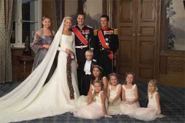 Brudeparet med forlovere og brudepiker/brudesvenner på Slottet etter vielsen