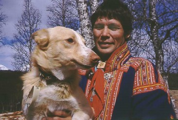  Ole Mathis Oskal og hunden Ronne, Rødbrun, ved Takvatn i Troms.
