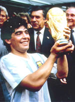 Diego Maradona med VM-trofeet for 20 år siden. (Foto: Scanpix)