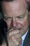 SELGER: Kværners styreformann Harald Arnkværn måtte selge to av bedriftens kjerneselskaper til russiske Yukos. SELGER: Kværners styreformann Harald Arnkværn måtte selge to av bedriftens kjerneselskaper til russiske Yukos.