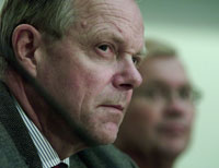 FÅR KJEFT: Styreleder Harald Arnkværn får det glatte lag av Kjell Inge Røkke for håndteringen av krisen i Kværner. Det har Arnkværn liten sans for.