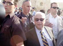 Ariel Sharon på vei fra Tempelhøyden etter å ha avlagt det kontroversielle besøket den 28. september 2000.