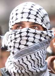 En ung palestiner demonstrerer i Ramallah på ettårsdagen for intifadaen. (Foto: Scanpix/AP)