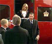 Kronprinsparet stiger av toget på Bergkåk. (Foto: NRK)