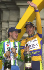 Angelo Casero (til høyre) slo Oscar Sevilla på siste etappe