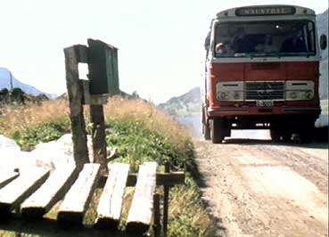 Bussruta i Redalen passerer mjlkerampe i 1976. (Foto: Arne Martin Kalstveit, NRK)
