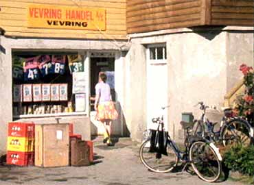 P 1970-talet var Vevring Handel pilotbutikk i det landsomfattande prosjektet for  berge sm nrbutikkar. (Foto: NRK 1976)