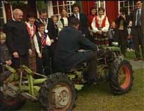 Kronprinsparet prøver hjemmelaget traktor i Surnadal. Foto: NRK