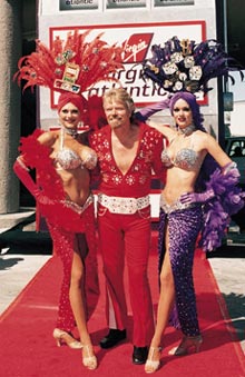 Richard Branson er en fargerik figur i flybransjen, her fotografert i forbindelse med åpningen av en rute til Las Vegas. (Foto: Virgin) Richard Branson er en fargerik figur i flybransjen, her fotografert i forbindelse med åpningen av en rute til Las Vegas. (Foto: Virgin)