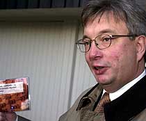 Finansminister Karl Eirik Schjøtt-Pedersen med statsbudsjettet på en CD. (Fot: Scanpix) Finansminister Karl Eirik Schjøtt-Pedersen med statsbudsjettet på en CD. (Fot: Scanpix)