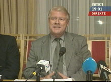 - Morna Jens, sa Hagen i pressekonferansen i kveld. Dermed får Norge en ny regjering. (Foto: NRK)