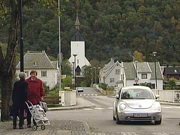 Hyanger kyrkje ligg i enden av vegen som gr i rett line fr byporten i andre enden av sentrum. (Foto: Randi Indreb, NRK 2001)