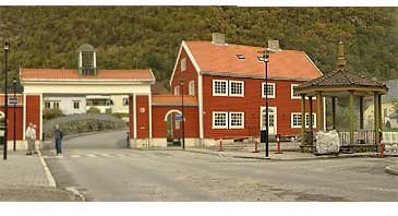 Den karakteristiske byporten og paviljongen sett fr Hyanger sentrum. (Foto: Randi Indreb, NRK)
