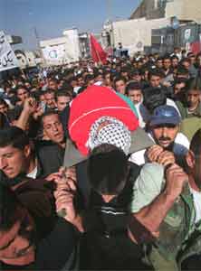 Mange hundre palestinere deltok i begravelsesfølget til Atef Abayat i dag. (Foto: AP/Scanpix)
