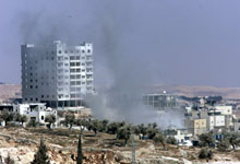 Røyken står opp der en israelsk granat landet i Betlehem i dag. (Foto: Scanpix/AP)