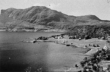 Askvoll sentrum med Atløy i bakgrunnen. (Biletet er truleg frå 1800-talet - Foto: © Fylkesarkivet)