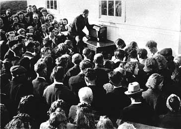 D krigen var over 8. mai 1945 samla folk seg utanfor bedehuset i Holmedal for  hyre Kong Haakon VII tale om frigjeringa i radioen Arvid Bakke hadde henta fram. 
(Foto:  Fylkesarkivet)