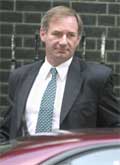 Den britiske forsvarsministeren Geoff Hoon hevdet i dag at Saddam Hussein har mistet kontrollen over det meste av Sør-Irak.