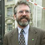 Leder i Sinn Fein, Gerry Adams, oppfordret i går IRA til å levere inn våpnene sine. Leder i Sinn Fein, Gerry Adams, oppfordret i går IRA til å levere inn våpnene sine.