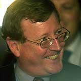 Unionistleder David Trimble smilte bredt da han snakket med pressen om avvæpningen tirsdag 23. oktober 2001. (Foto: Scanpix/AP/John Giles) Unionistleder David Trimble smilte bredt da han snakket med pressen om avvæpningen tirsdag 23. oktober 2001. (Foto: Scanpix/AP/John Giles)