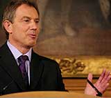 Statsminister Tony Blair opplyste at avvæpningskommisjonen bekreftet at ødeleggelsen av våpnene hadde begynt på en pressekonferanse 23. oktober 2001. (Foto: AP) Statsminister Tony Blair opplyste at avvæpningskommisjonen bekreftet at ødeleggelsen av våpnene hadde begynt på en pressekonferanse 23. oktober 2001. (Foto: AP)