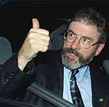 Sinn Feins president Gerry Adams holdt tommelen opp etter en forelesning på Westminster tirsdag 23. oktober 2001. (Foto: Scanpix/AP/Peter J. Jordan) Sinn Feins president Gerry Adams holdt tommelen opp etter en forelesning på Westminster tirsdag 23. oktober 2001. (Foto: Scanpix/AP/Peter J. Jordan)