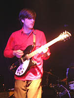 Gitarist Jeff er imot bombing. Gitarist Jeff er imot bombing.