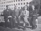 Utanfor Kringkastingshuset i Oslo i 1952: Rolf Myklebust, Arne Bjørndal, Eivind Groven og Ole Mørk Sandvik.